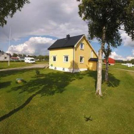 1 Room In The Yellow House, Close To Airport & Lofoten Evenskjer Екстер'єр фото