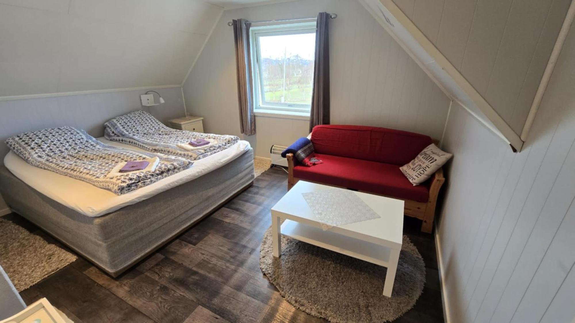 1 Room In The Yellow House, Close To Airport & Lofoten Evenskjer Екстер'єр фото